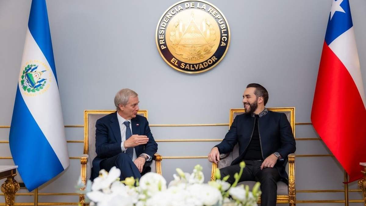 El presidente electo de Chile, José Antonio Kast (izquierda), junto al presidente de El Salvador, Nayib Bukele (derecha)