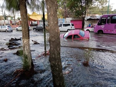 Socavón se “traga” un taxi y daña cuatro casas en Iztapalapa; se formó por una fuga de agua