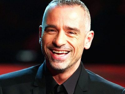 ¡Escándalo! Eros Ramazzotti enfrenta a empujones a una fanática en el aeropuerto