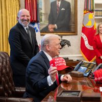 Trump dice que ofrecerá "tarjetas doradas" por 5 millones de dólares para obtener la nacionalidad