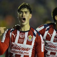 Las Chivas cortan mala racha con triunfo de 2-1 ante América en el Clásico Nacional