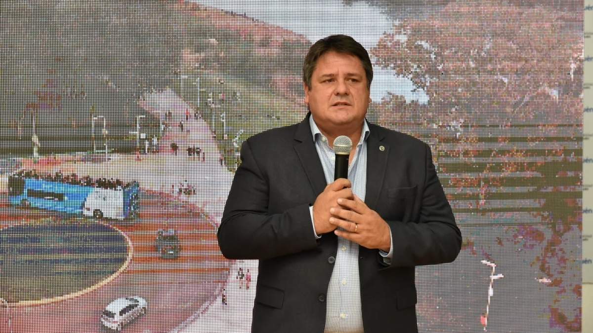 El intendente Mariano Gaido expone las atracciones turística de la ciudad. Fuente: (Twitter)