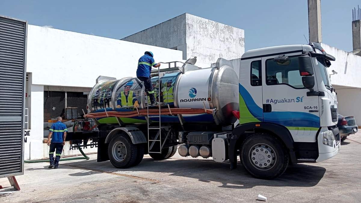 Una pipa de la empresa Aguakán
