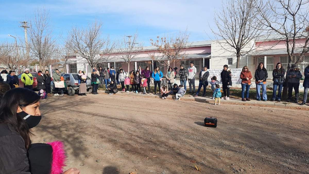 Abrazo simbólico frente al jardín 14. Fuente (redes sociales)