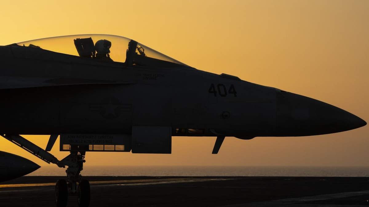 ARCHIVO - Un avión de combate realiza maniobras en la plataforma del portaaviones USS Dwight D. Eisenhower en el Mar Rojo, June 11, 2024. ()