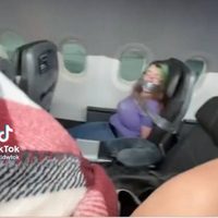 Amordazan e inmovilizan a una pasajera que intentó abrir la puerta de emergencia de un avión