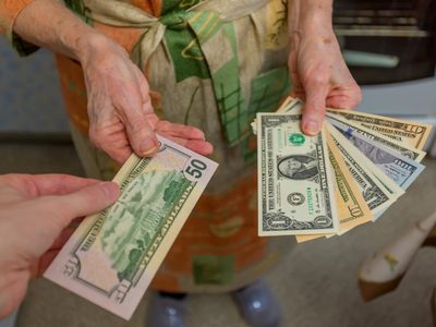 Estafadores en Viedma: se llevaron importantes sumas en pesos y en dólares