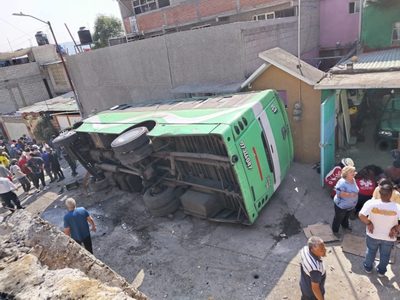 Autobús a toda velocidad pierde el control y vuelca; al menos 20 heridos en Tlalnepantla (Video)