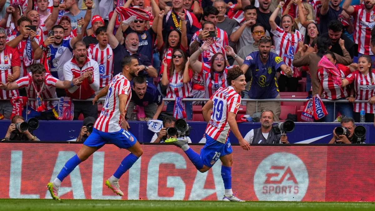 Julián Álvarez del Atlético de Madrid celebra tras anotar el cuarto gol de su equipo en derbi madrileño ante el Real Madrid en La Liga