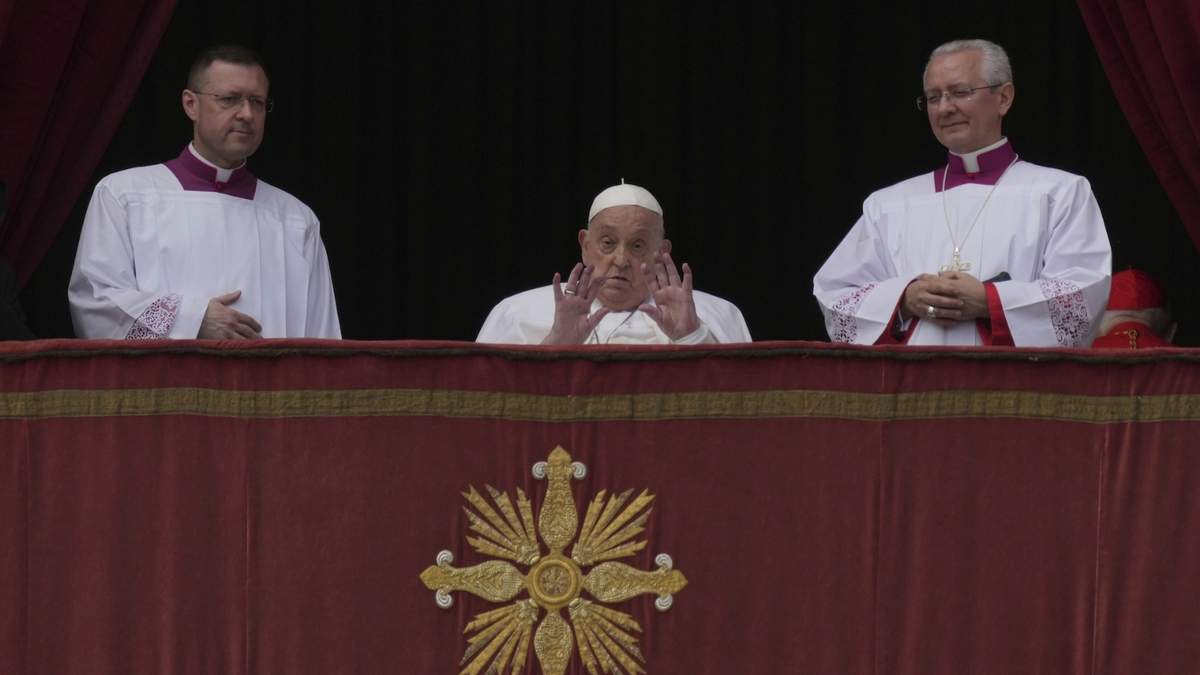 El papa Francisco aparece en la logia central de la basílica de San Pedro del Vaticano para ofrecer la bendición Urbi et Orbi