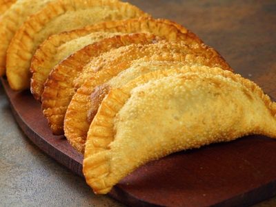 La receta de masa para empanadas fritas que hacían las abuelas y te va a sacar de un apuro en las vacaciones