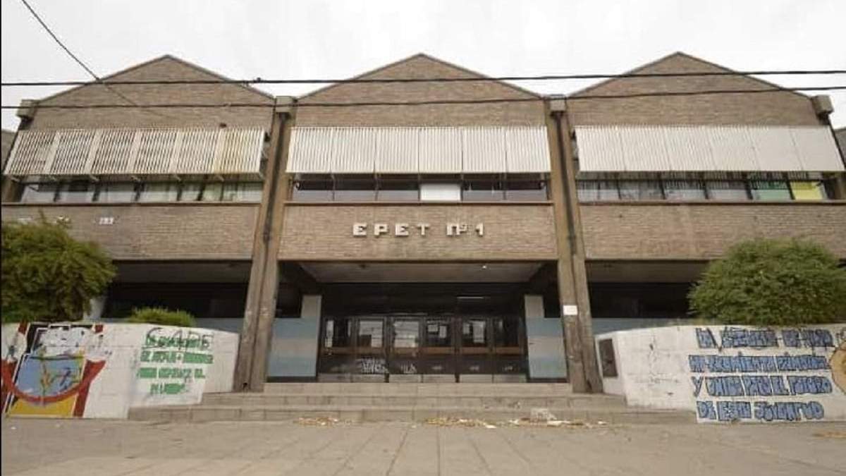 Padres quieren saber en qué condiciones se entregará el edificio de la EPET N° 1. Fuente: (Cutral Co al Instante)