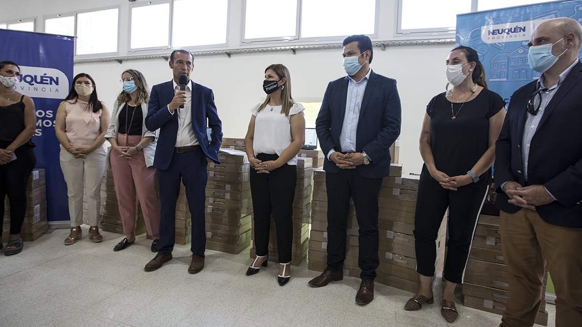 Omar Gutiérrez junto a autoridades de Plottier. Fuente: (Twitter)