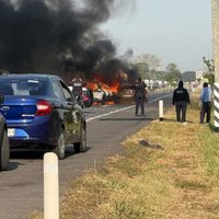 Integrantes de un grupo criminal queman vehículos tras la captura de su líder (Video)