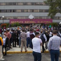 Detectan sesgo en encuesta de reconocimiento en Morena… y surgen las denuncias