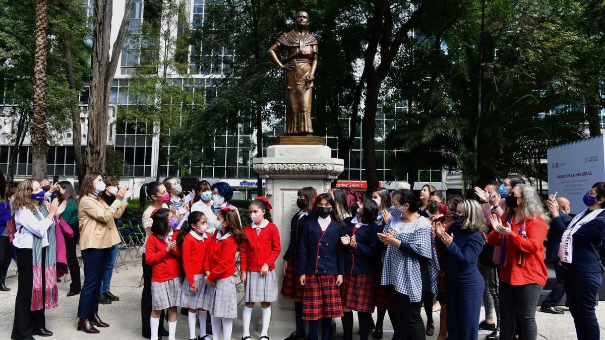 La develación de una de las nuevas estatuas en el Paseo de las Heroínas