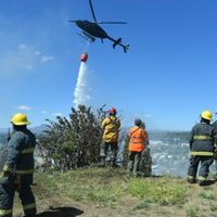 Un incendio de pastizales amenaza a un pueblo de Bariloche
