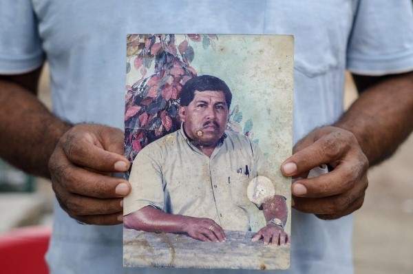 Cinco hombres desaparecieron en la comunidad nahua entre 2010 y 2013, cuando la población estaba dominada por el cártel de Los Caballeros Templarios. Todos son recordados por participar en la recuperación de las tierras de Xayakalan. Hace un año, sus familias supieron que, a pesar de sus denuncias, la fiscalía de Michoacán no tenía información sobre los casos