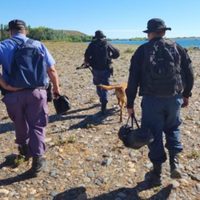 Con el uso de un drone, continúa la búsqueda del pescador en Piedra del Águila