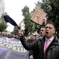 Protestan en Atenas contra reforma al sistema de pensiones