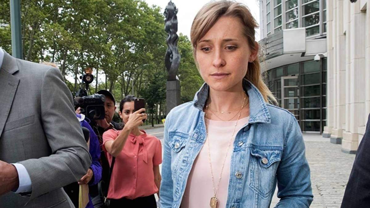 Allison Mack en la serie documental The Vow que trata sobre la secta de Keith Raniere