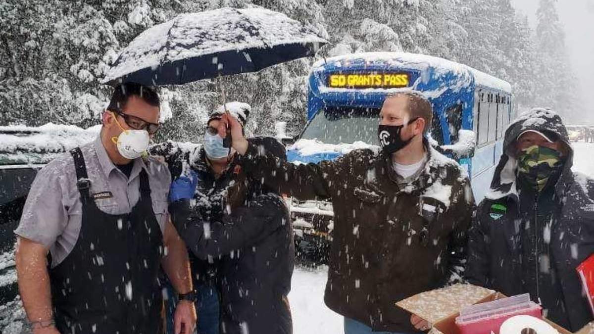 La cuadrilla ofreció la vacuna a conductores que estaban varados