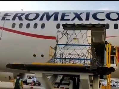 Llegan 5.7 millones de dosis a granel de la vacuna de AstraZeneca para envasar en el Edomex