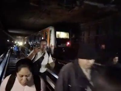 Caos en la Línea 2 del Metro de CDMX; reportan corto circuito entre Pino Suárez y Zócalo (Videos)