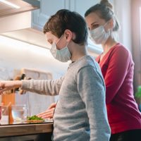 Cómo serán las reuniones familiares: con barbijo, distanciamiento y sin abrazos