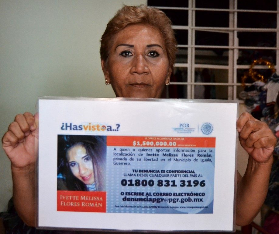 4. Retrato de Sandra Luz Román con la ficha de búsqueda  de su hija desaparecida.  Crédito_ Fabrizio Lorusso