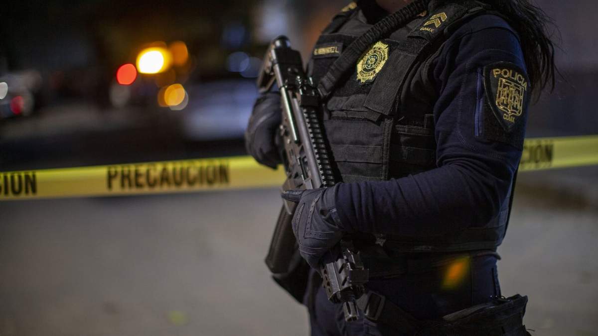 Policías vigilan la escena de una balacera en la calle de Cádiz, colonia Extremadura Insurgentes