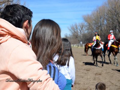 Robaron la recaudación de una carrera de caballos e hirieron, de un disparo, a una nena de 11 años