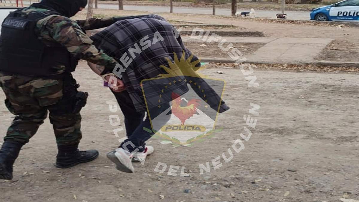 Uno de los detenidos, por integrar una banda de narcomenudeo en El Chañar. Fuente (Policía de Neuquén)