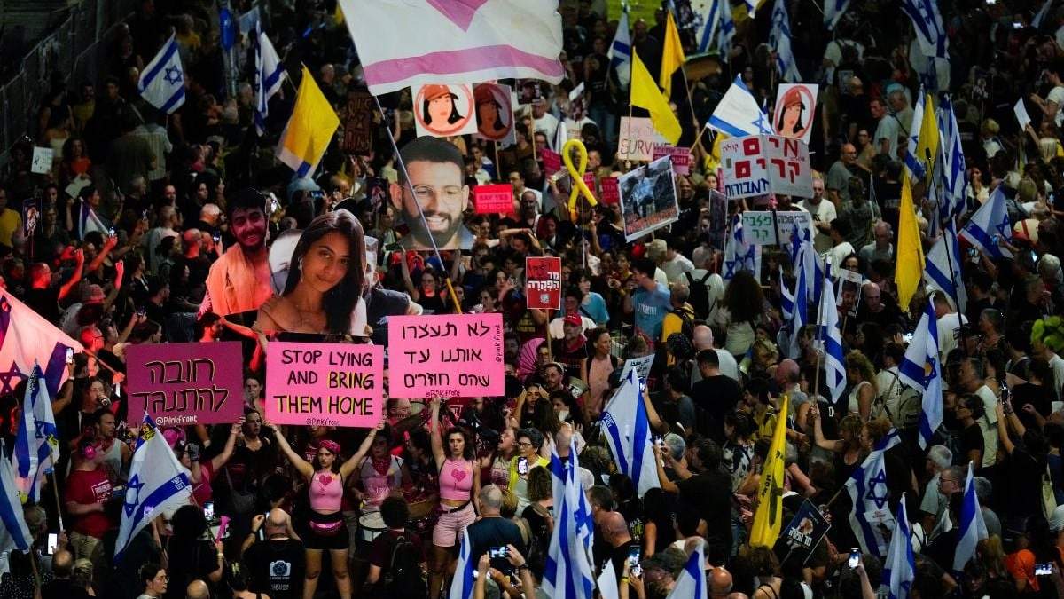 La gente protesta contra el gobierno de Benjamin Netanyahu y pide la liberación de los rehenes retenidos en la Franja de Gaza por el grupo militante Hamás