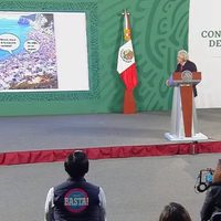 En tono de burla, AMLO critica a quienes rechazan el regreso a aulas mientras vacacionan en la playa