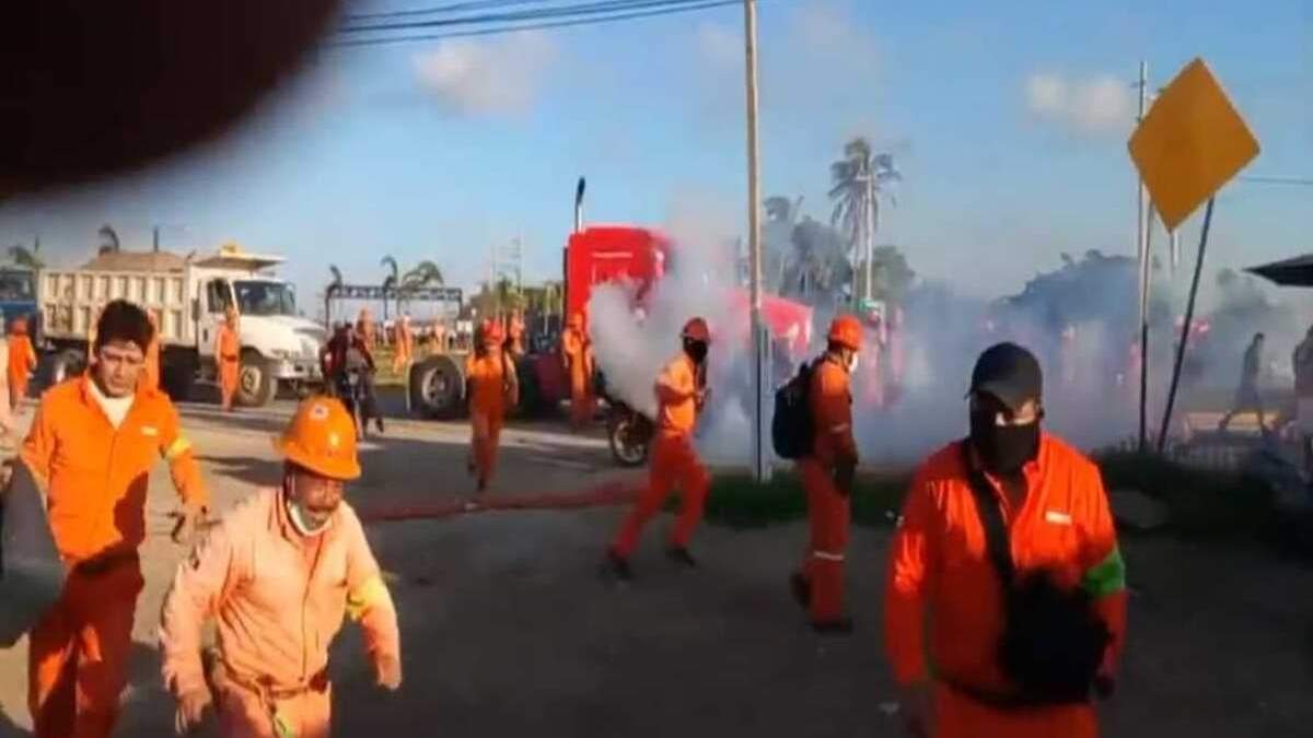 Los trabajadores fueron dispersados con gases lacrimógenos