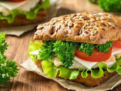 Si te cansaste de comer siempre lo mismo, hacé este pan de pollo saludable, con pocos ingredientes y súper saciante