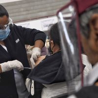 Aplicarán refuerzo de la vacuna a adultos de 50 a 59 años en la CDMX