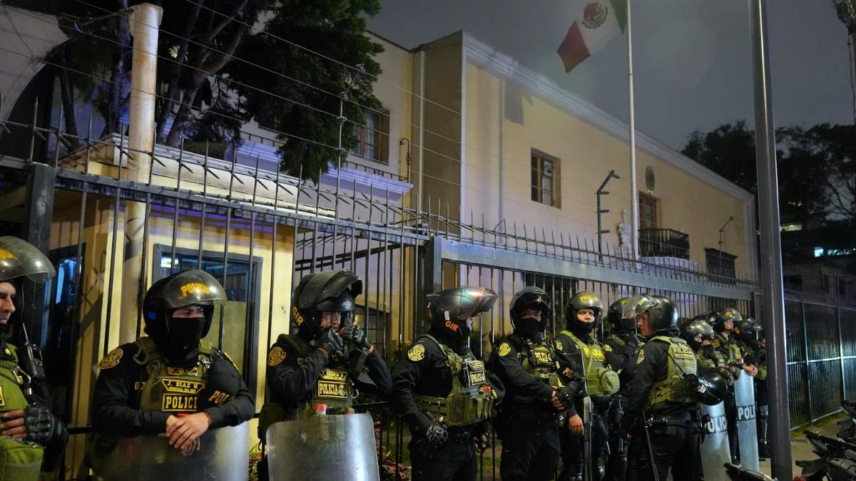 Policías montan guardia en la embajada mexicana en Lima