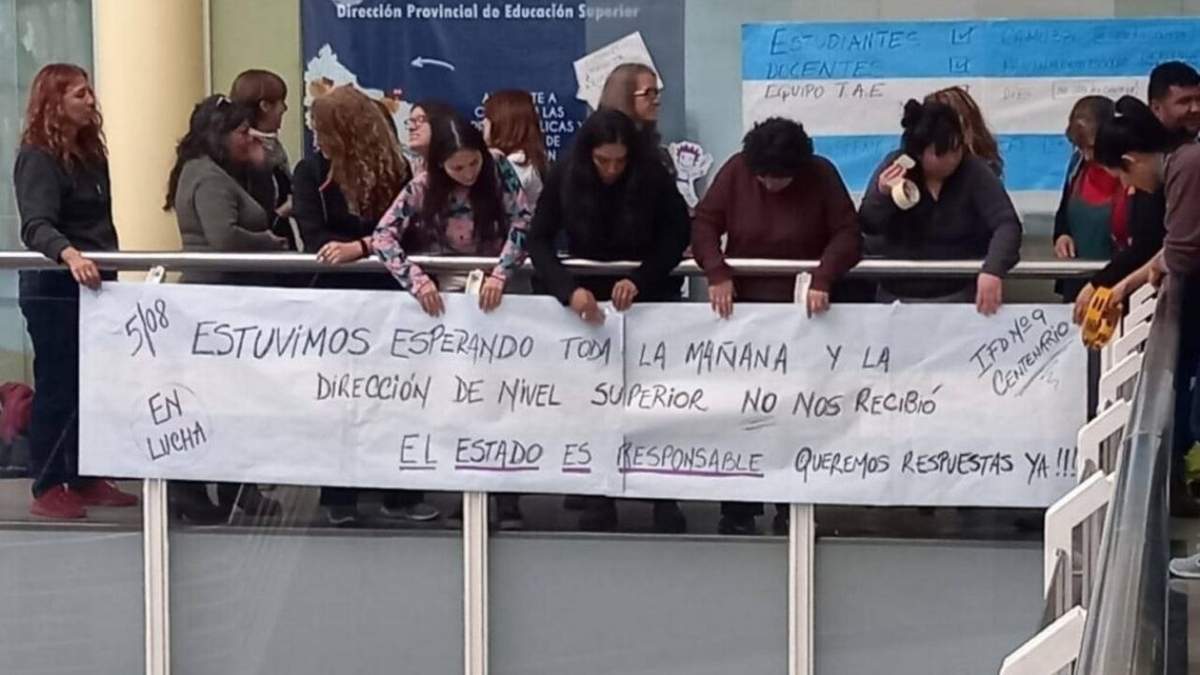 Integrantes del ISFD de Centenario. Fuente: (Twitter)