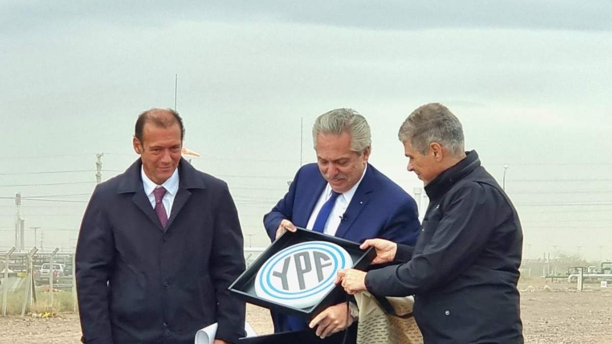 El presidente Alberto Fernández recibe una placa en Vaca Muerta. Fuente: (M. Miguens)