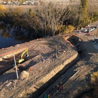 Inició la construcción del puente sobre calle Anaya, clave para el saneamiento del río Limay y la circulación