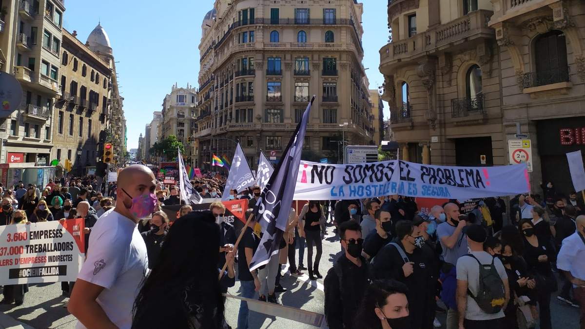 Los manifestantes protestaron frente a la sede del Gobierno regional. Fuente: (Twitter)