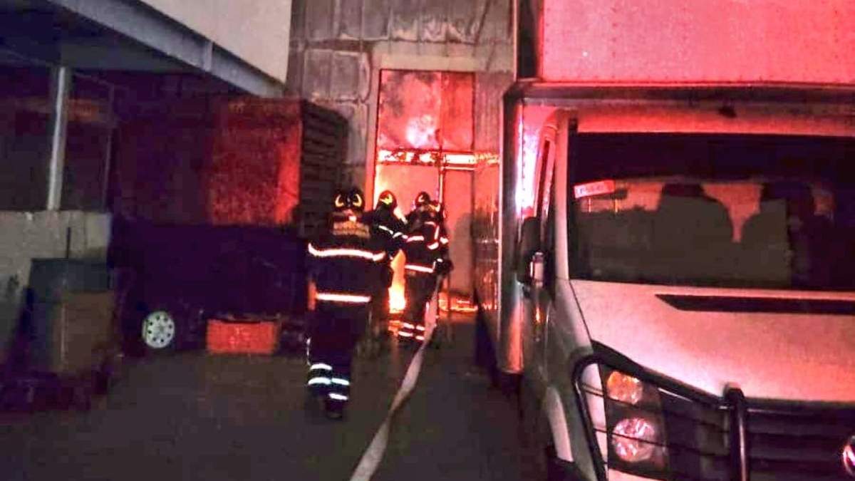 Bomberos de la CDMX durante el combate al incendio