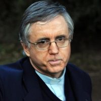 El padre Julio Grassi solicitó la libertad anticipada tras recibirse de abogado