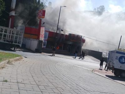 Narcoviolencia se extiende a Guanajuato: queman vehículos, farmacias y tiendas Oxxo (Video)