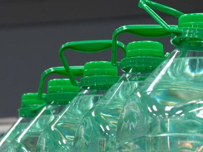 No tires los bidones de agua vacíos y úsalos para cultivar verduras en tu balcón o terraza