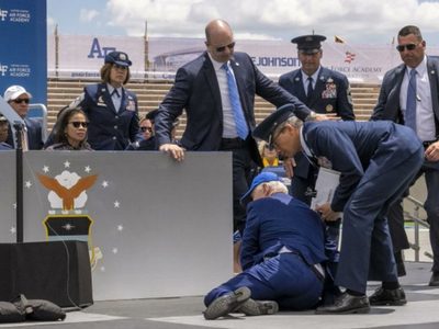 Joe Biden se cayó en el escenario durante una ceremonia de graduación de la Fuerza Aérea (Video)