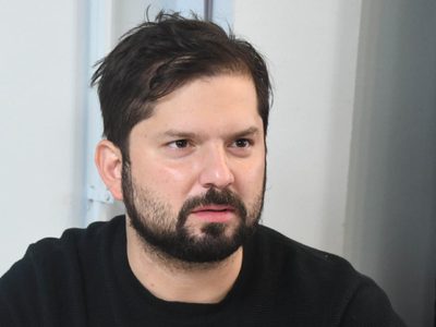 El candidato a presidente de Chile, Gabriel Boric, fue agredido durante su visita a un penal