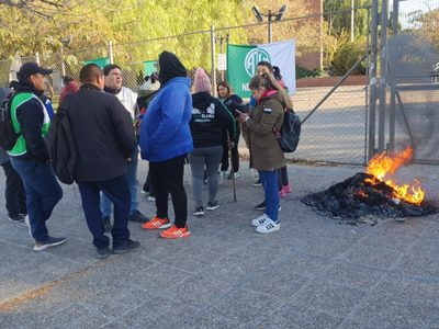 Auxiliares de servicio del interior reclaman en el Consejo Provincial de Educación